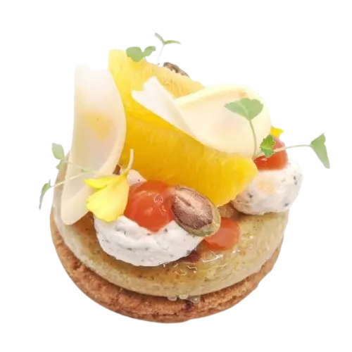 Mousse légère noix de cajou, praliné gourmand cajou, compotée de mangue fraîche et gel exotique, enrobage croquant, sablé noisette.